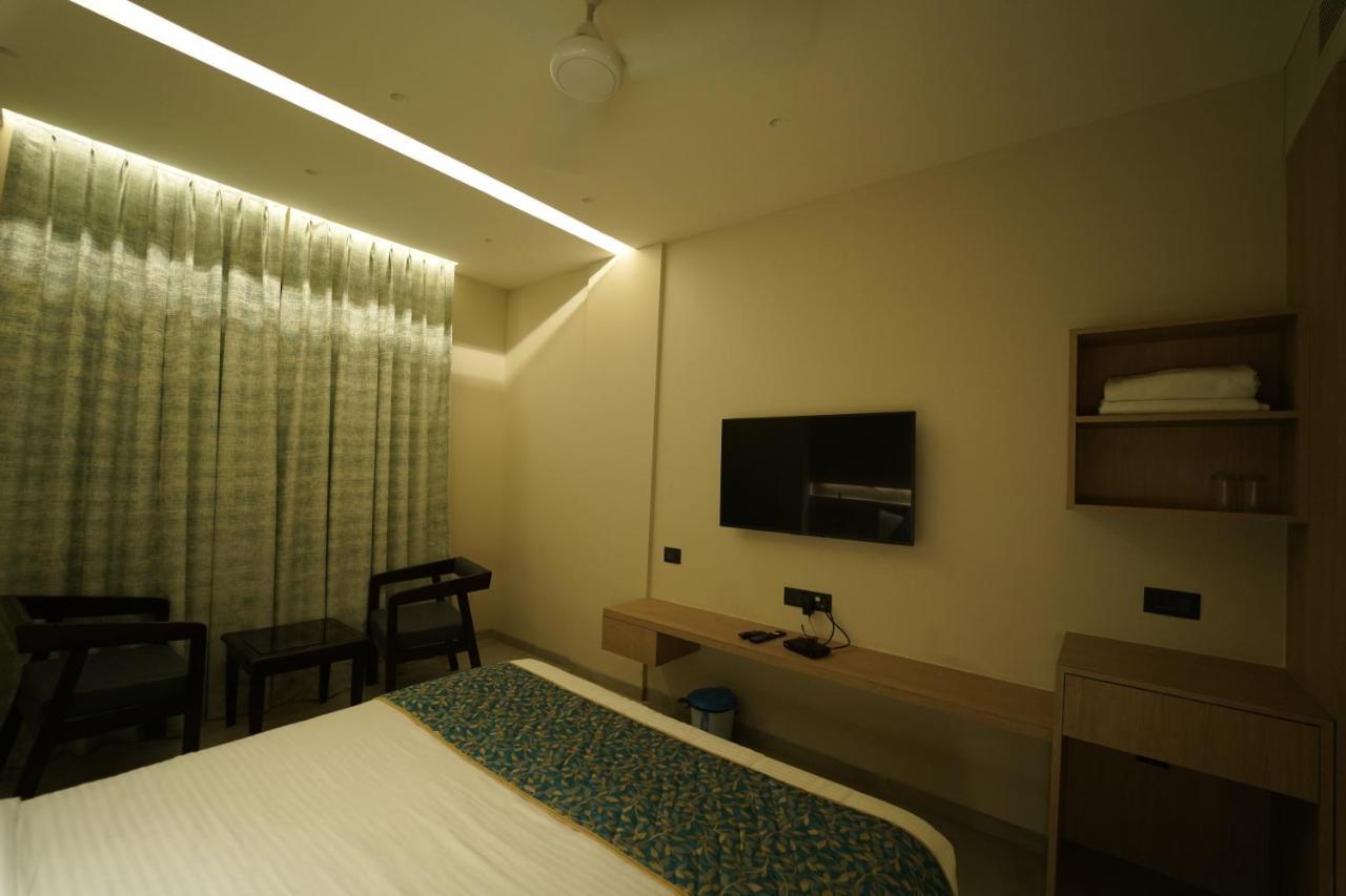 Hotel Laksh Rāipur Екстериор снимка